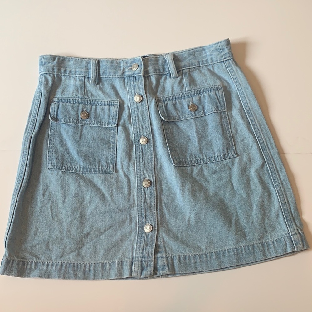 GAP button down Denim skirt with pockets, size 28
